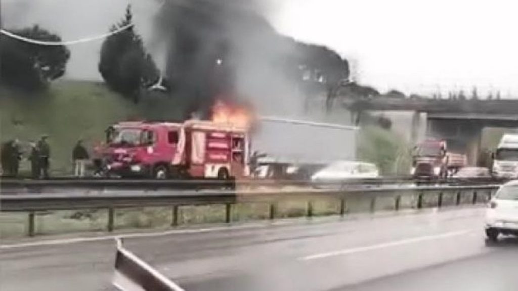 Tuzla TEM Otoyolu’nda tır yangını