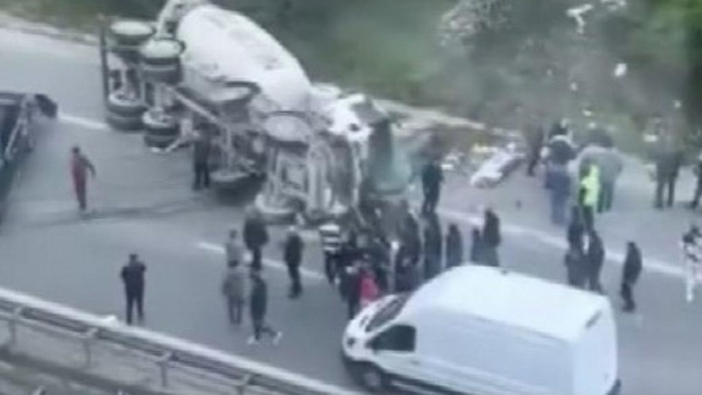 Ümraniye’de araca çarpan beton mikseri devrildi: 1 kişi yaralandı
