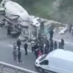 Ümraniye’de araca çarpan beton mikseri devrildi: 1 kişi yaralandı