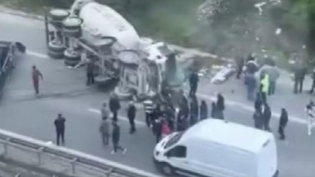 Ümraniye’de araca çarpan beton mikseri devrildi: 1 kişi yaralandı