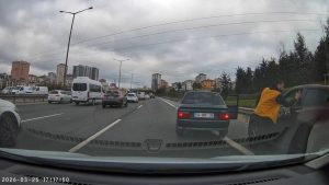 Ümraniye’de makas atamayan sürücü, araçtan inip tokat attı