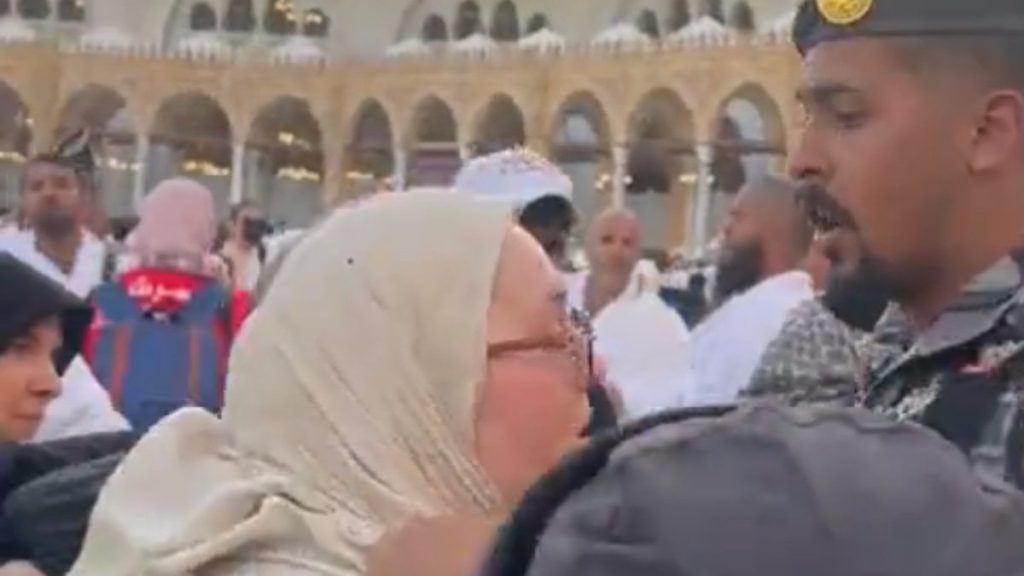 Umreye giden kadın, Kabe’nin örtüsünü kesti