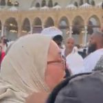 Umreye giden kadın, Kabe’nin örtüsünü kesti
