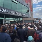 Uşak Belediyesi’ne yönelik operasyon: CHP’liler belediye önünde nöbet tutuyor