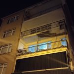 Üsküdar’da 4 katlı binanın balkonunda kısmi çökme