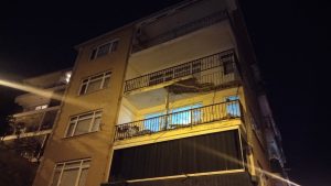 Üsküdar’da 4 katlı binanın balkonunda kısmi çökme