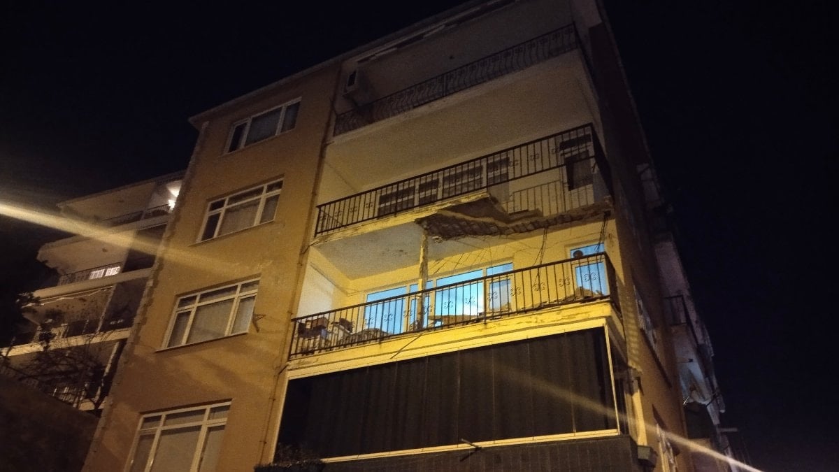 Üsküdar’da 4 katlı binanın balkonunda kısmi çökme