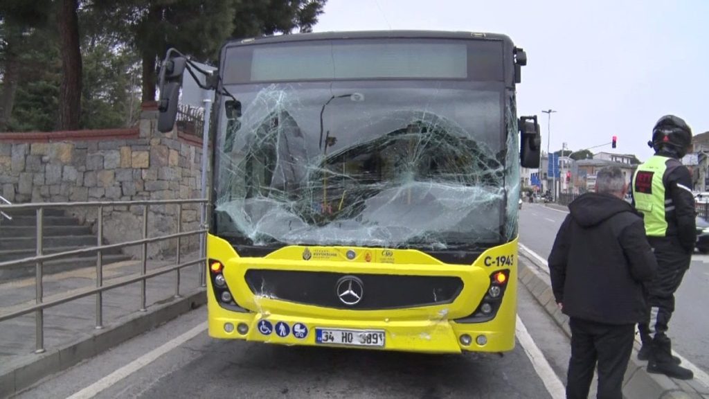Üsküdar’da iki İETT otobüsü durağa çarptı