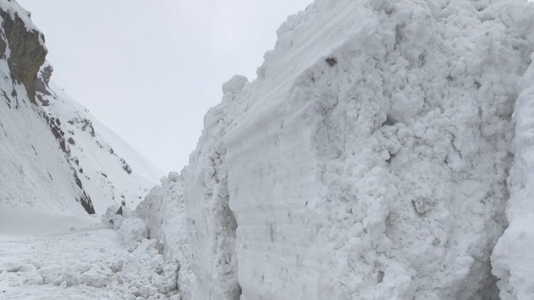 Van-Hakkari kara yoluna çığ düştü