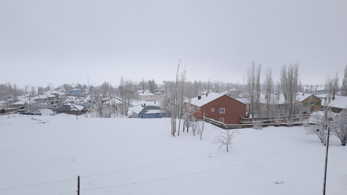 Van’da 34 yerleşim yeri kardan kapandı