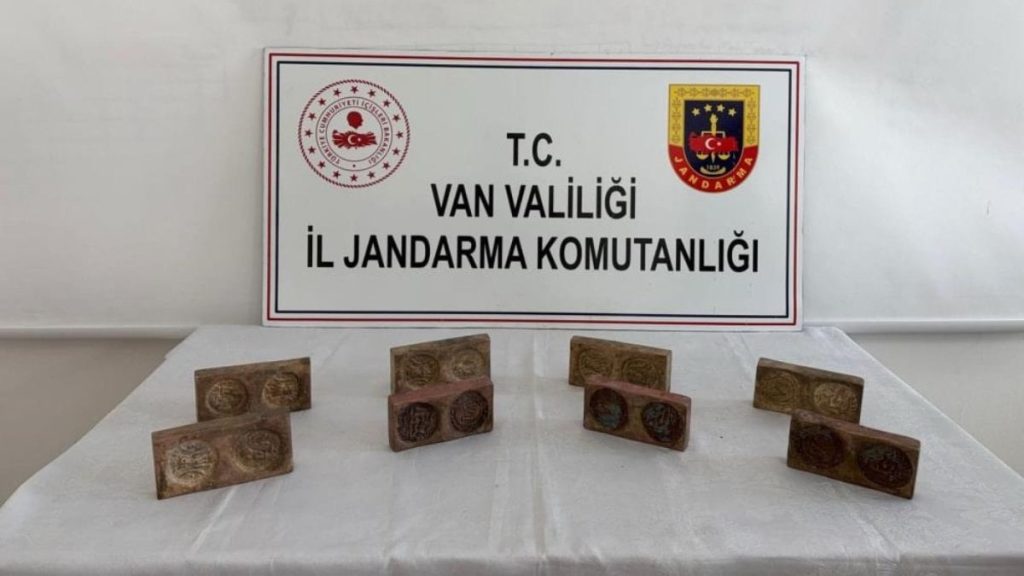 Van’da altın ham maddeli 8 tarihi eser ele geçirildi