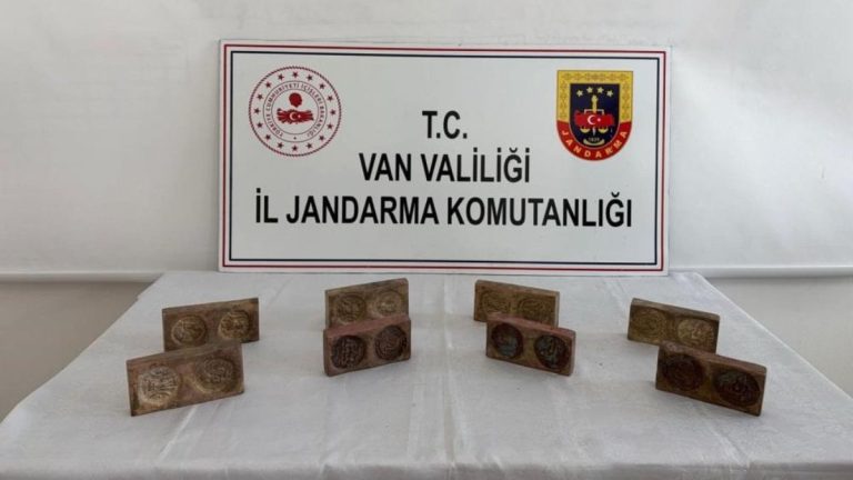 Van’da altın ham maddeli 8 tarihi eser ele geçirildi