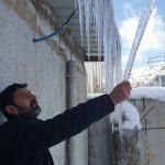 Van’da binalarda 3 metrelik buz sarkıtları oluştu