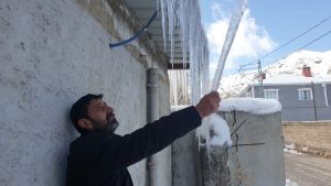 Van’da binalarda 3 metrelik buz sarkıtları oluştu