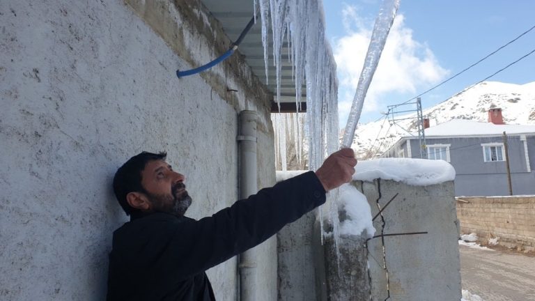 Van’da binalarda 3 metrelik buz sarkıtları oluştu