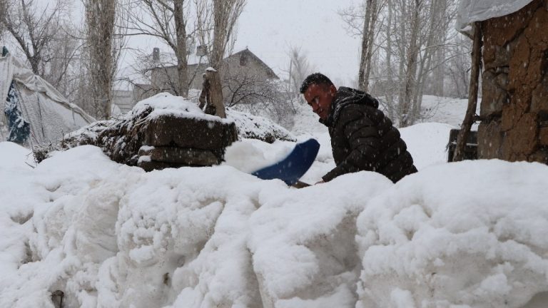 Van’da kar yağışıyla mücadele sürüyor