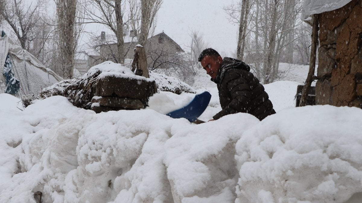 Van’da kar yağışıyla mücadele sürüyor