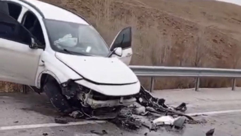 Van’da yağışlı yolda kaza: Otomobil bariyerlerde asılı kaldı, 4 kişi yaralandı
