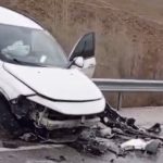 Van’da yağışlı yolda kaza: Otomobil bariyerlerde asılı kaldı, 4 kişi yaralandı