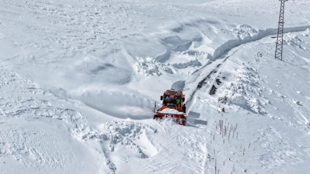 Van’ın İran sınırında 2 metreyi aşan karla mücadele
