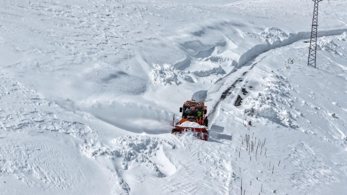 Van’ın İran sınırında 2 metreyi aşan karla mücadele