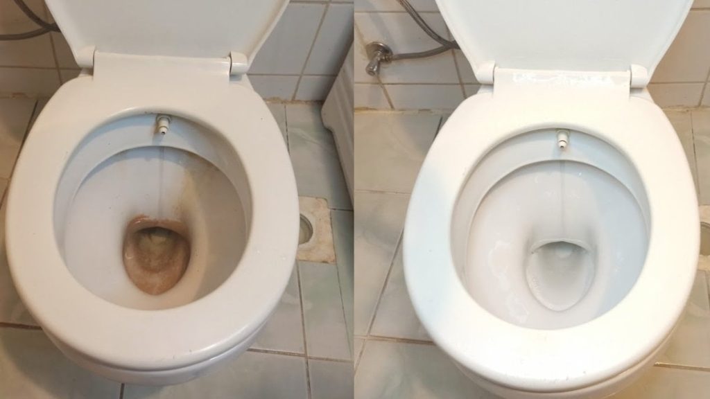 Yılların kirini saniyeler içinde söküp atıyor! İşte klozetleri bembeyaz yapan yöntem