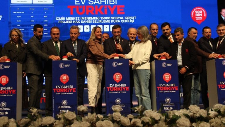 Yüzyılın Konut Projesi kapsamında İzmir’de 21 bin konutun hak sahipleri belirlendi