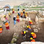 Zerzevan Kalesi’nde kadın eli: 3 bin yıllık tarihe kazma vuruyorlar