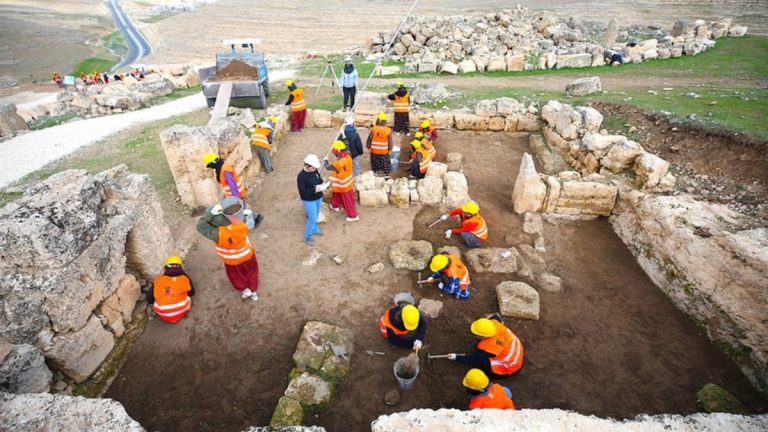 Zerzevan Kalesi’nde kadın eli: 3 bin yıllık tarihe kazma vuruyorlar
