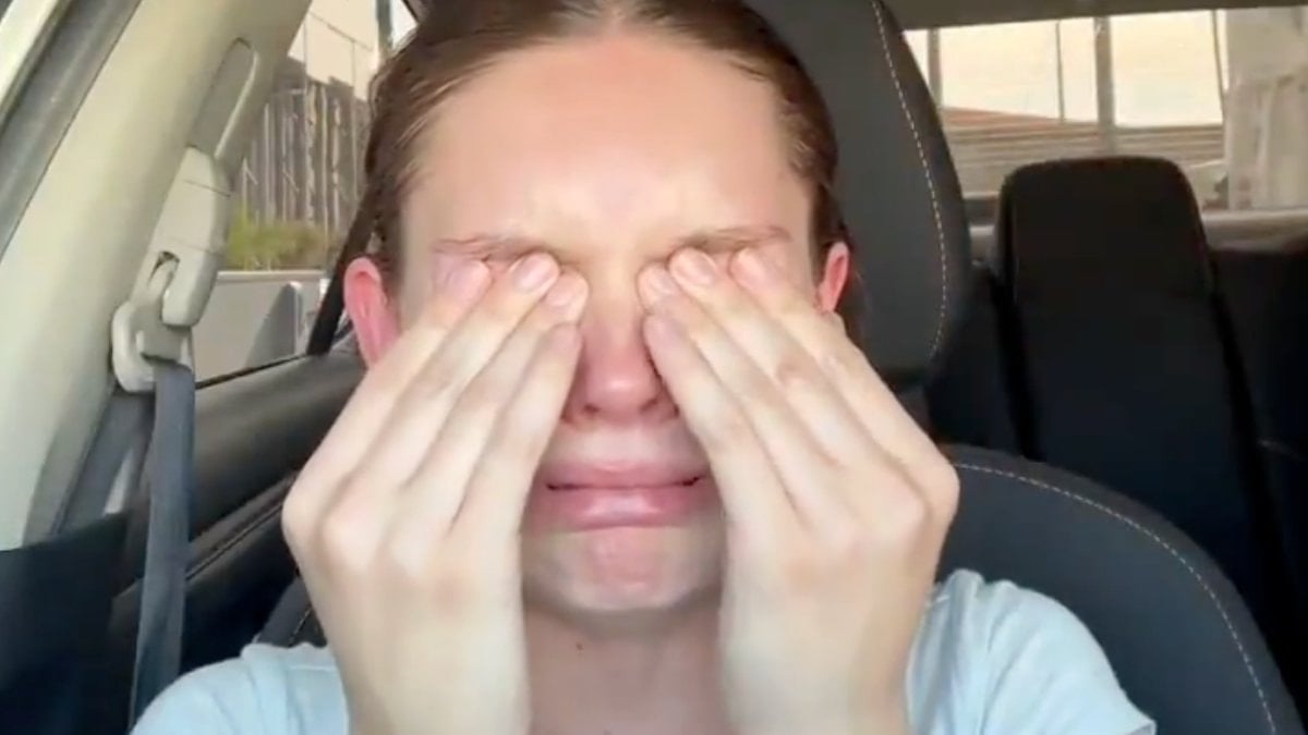 ABD’de benzin fiyatları fırlayınca hüngür hüngür ağlayan kadın