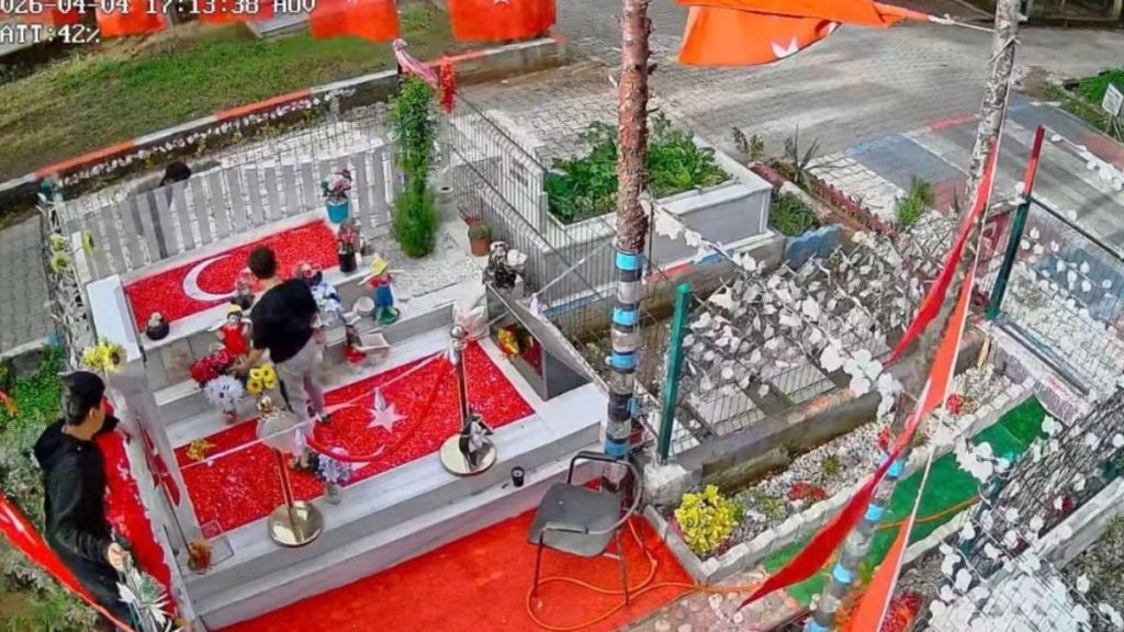 Adana’da şehit mezarına saldırı: Acılı anne gözyaşlarına boğuldu