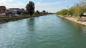 Adana’da sulama kanalına düşen çocuğu kurtarmak için zamanla yarıştılar