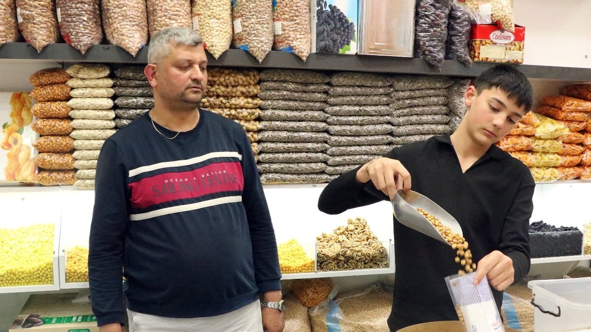 Afyonkarahisar’da çırak bulamadığı için çocuklarına meslek öğretiyor