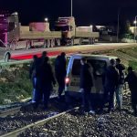 Afyonkarahisar’da sürücü raylara girdi: Facia kıl payı atlatıldı