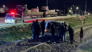 Afyonkarahisar’da sürücü raylara girdi: Facia kıl payı atlatıldı