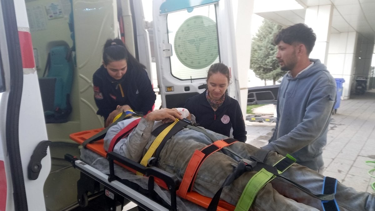 Aksaray’da inşaattan düşen babasının başından ayrılmadı