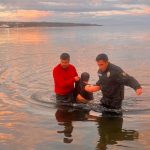 Alkollü şekilde Van Gölü’ne giren şahsı, buz gibi havada göle giren polisler kurtardı