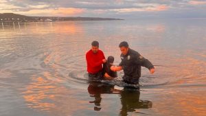 Alkollü şekilde Van Gölü’ne giren şahsı, buz gibi havada göle giren polisler kurtardı