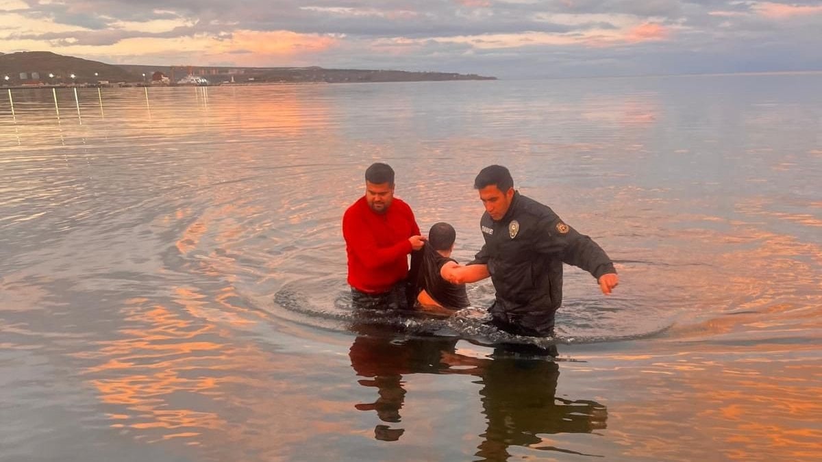 Alkollü şekilde Van Gölü’ne giren şahsı, buz gibi havada göle giren polisler kurtardı