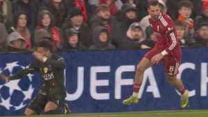 Anfield’da talihsiz olay! Noa Lang’ın ardından Desire Doue de sakatlandı