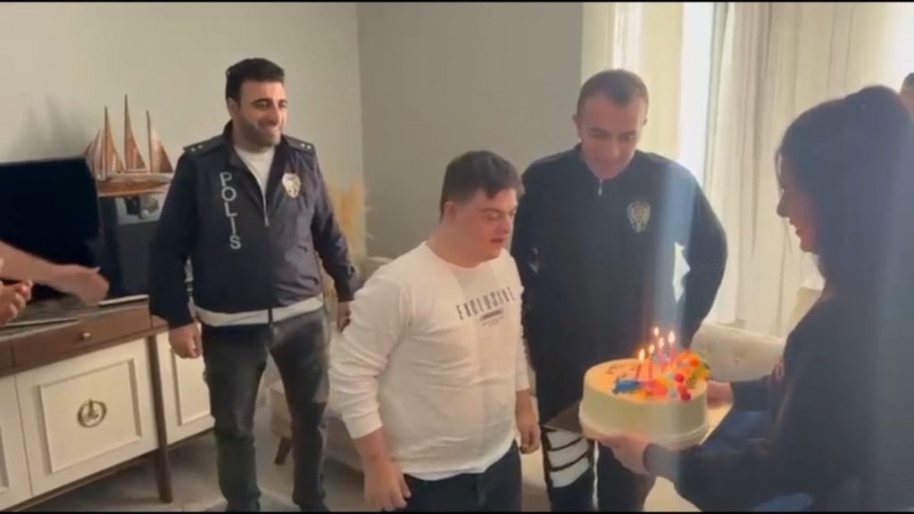 Ankara’da down sendromlu gence, polislerden sürpriz doğum günü