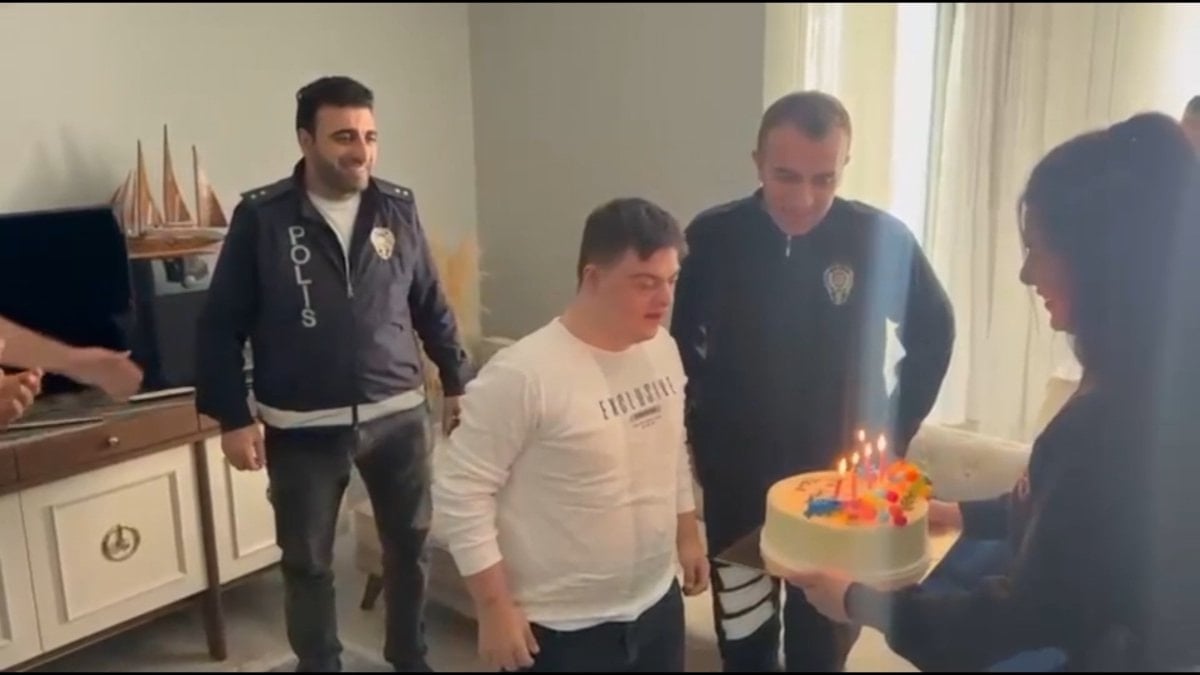 Ankara’da down sendromlu gence, polislerden sürpriz doğum günü