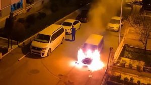 Ankara’da kayınvalidesinin evinin önünde aracını yakıp havaya ateş açan şahıs yakalandı