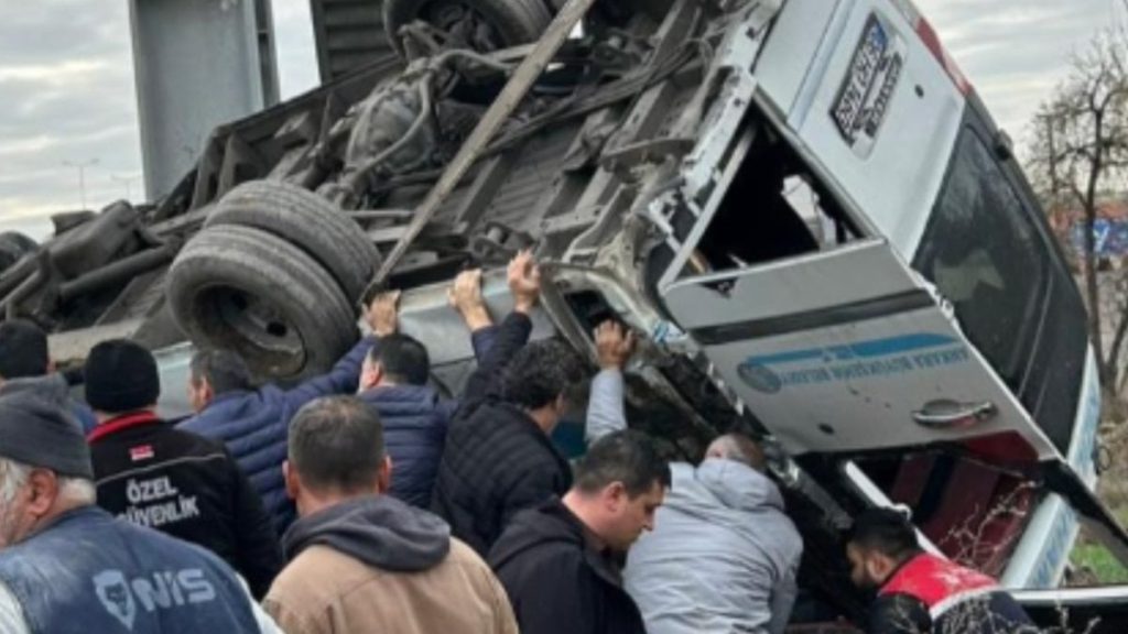 Ankara’da özel halk otobüsü üst geçide çarptı: 4 kişi hayatını kaybetti