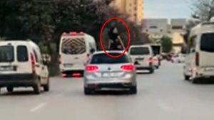 Antalya’da aracın üzerine çıkarak dans etti