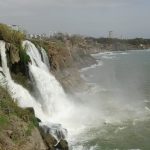 Antalya’da bulunan Düden Şelalesi, yağmur sonrası denizi kahverengiye büründü