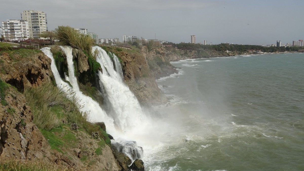 Antalya’da bulunan Düden Şelalesi, yağmur sonrası denizi kahverengiye büründü