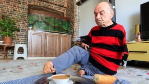 Antalya’da doğuştan elleri olmayan adam her işini ayakaları ile görüyor