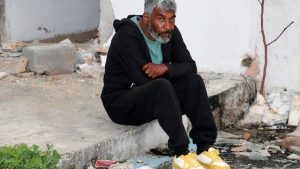 Antalya’da felç geçirdi, sokakta kaldı