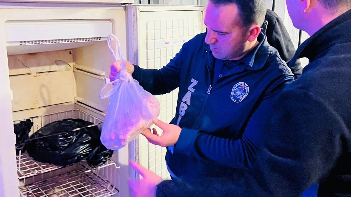 Antalya’da kasap dükkanında mide bulandıran manzaralar: Kapısına kilit vuruldu